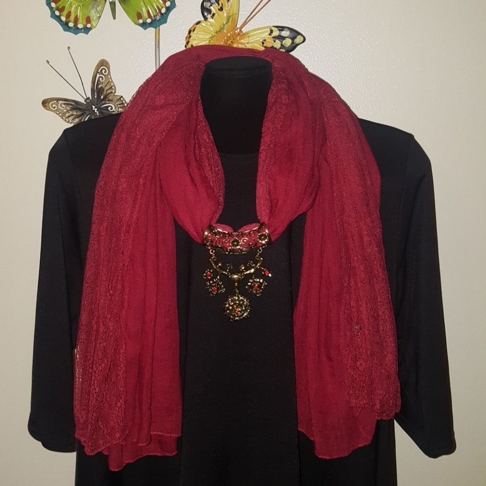 Maroon 100% viscose scarf w lace & bail.